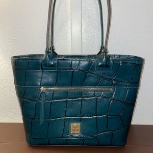 Stunning Dooney and Bourke tote